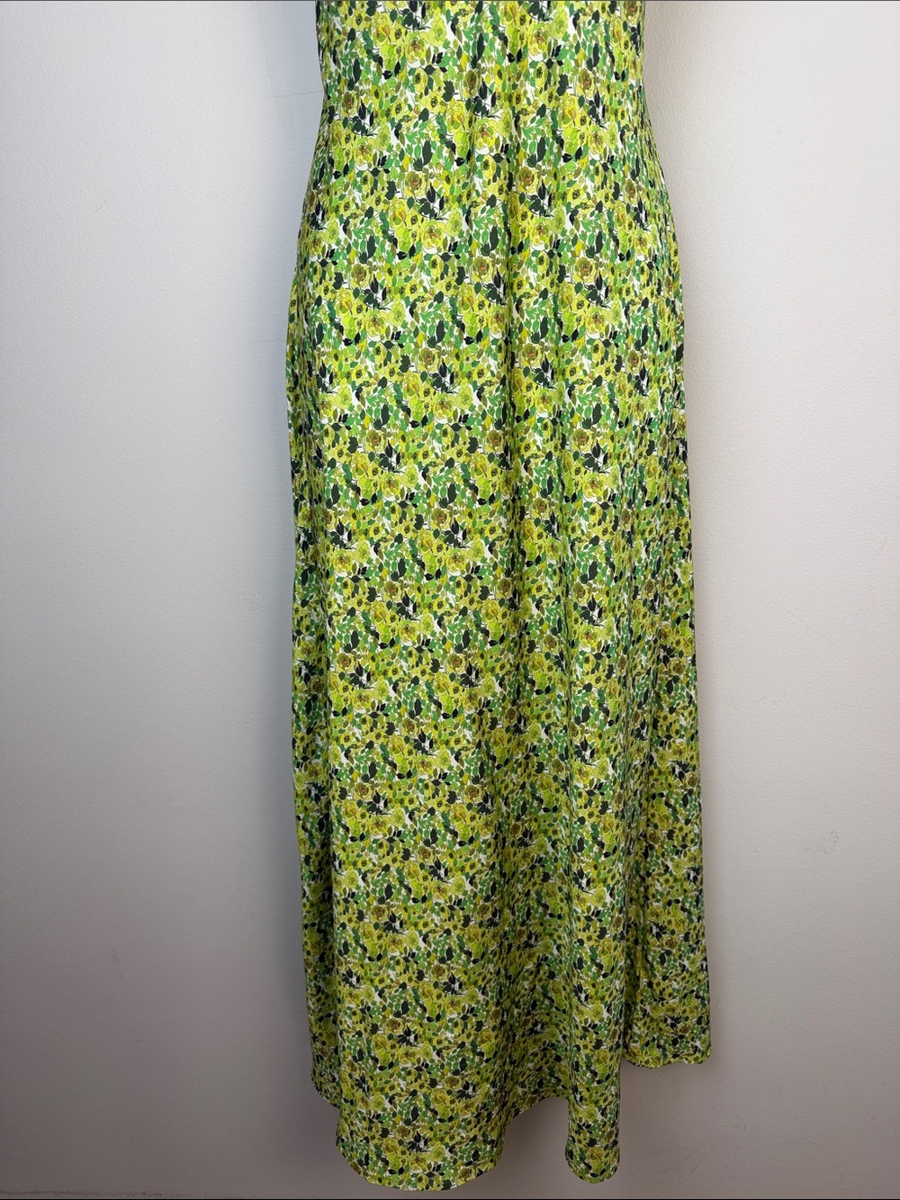 Favorite Daughter The Envy Slip Dress Lg Midi
Relaxed Fit Slinky Green Floral - Picture 7 of 16